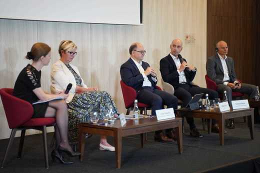 Conferința EU FUNDS Profit.ro FirstBank și Visa - Focus Brașov. Camera de Comerț și Industrie Brașov - Depuneți proiecte pentru digitalizare prin PNRR, indiferent de câte puncte are proiectul peste minimul de 50!