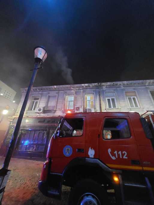 Intervenție a pompierilor în centrul istoric al Capitalei, unde din acoperișul unei clădiri iese fum