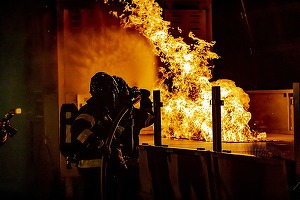 FOTO Incendiu în curtea fabricii de ciment din Medgidia. Ard cauciucuri pe o suprafață de o mie de metri pătrați. Pompierii susțin că focul nu se poate extinde