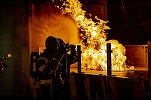 FOTO Incendiu în curtea fabricii de ciment din Medgidia. Ard cauciucuri pe o suprafață de o mie de metri pătrați. Pompierii susțin că focul nu se poate extinde