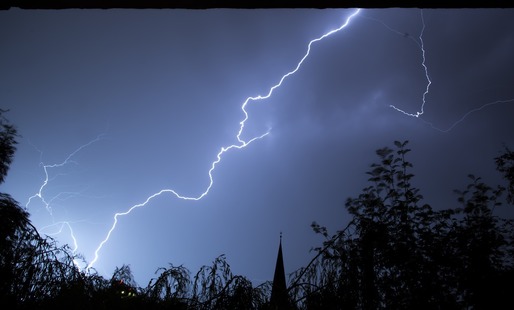 Meteorologii anunță vijelii și averse torențiale în mai multe zone, inclusiv în Capitală. Aproape toată țara se află sub cod roșu de caniculă