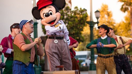Lucrătorii Disneyland din California se revoltă - locuiesc în mașini și moteluri din cauza salariilor mici. Amenință cu grevă