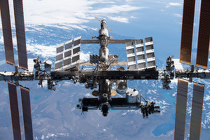Doi astronauți americani au plecat în spațiu pentru opt zile și ar putea rămâne blocați până în 2025