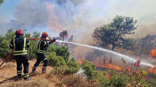 Pompierii, inclusiv cei români, se luptă în Grecia să stăpânească două incendii de vegetație în apropiere de Atena