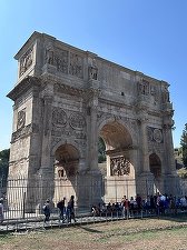 Arcul al lui Constantin de la Roma, monument al Antichității, a fost avariat de trăsnet în timpul unei furtuni neobișnuite care a lovit capitala Italiei