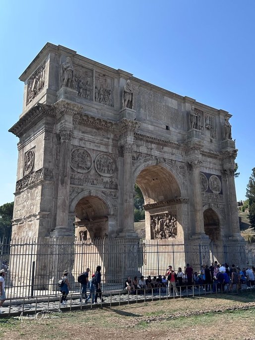 Arcul al lui Constantin de la Roma, monument al Antichității, a fost avariat de trăsnet în timpul unei furtuni neobișnuite care a lovit capitala Italiei