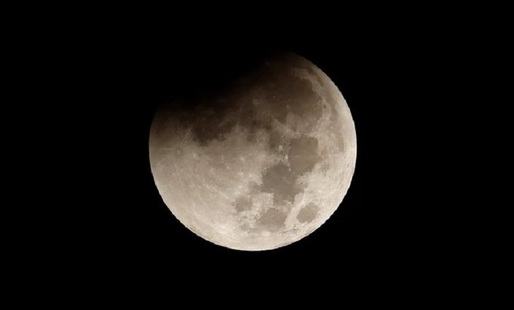 VIDEO Cum s-a văzut „Super Luna” și eclipsa parțială de lună de noaptea trecută