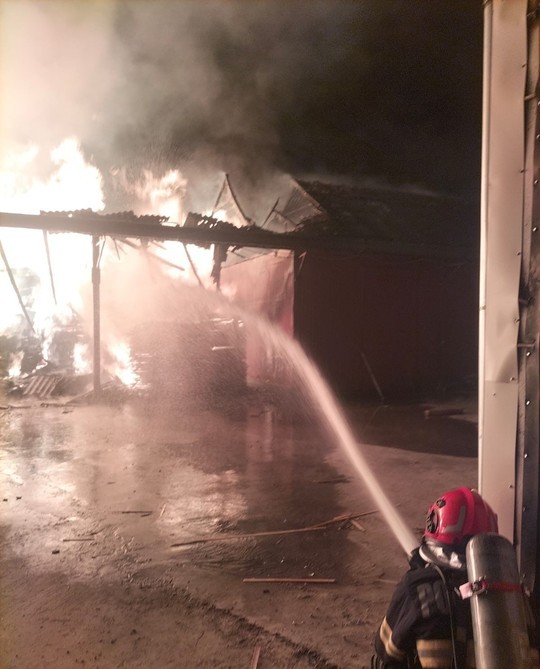 FOTO Incendiu puternic la o fabrică de sicrie din Bihor