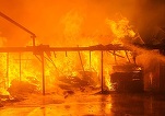 FOTO Incendiu puternic la o fabrică de sicrie din Bihor
