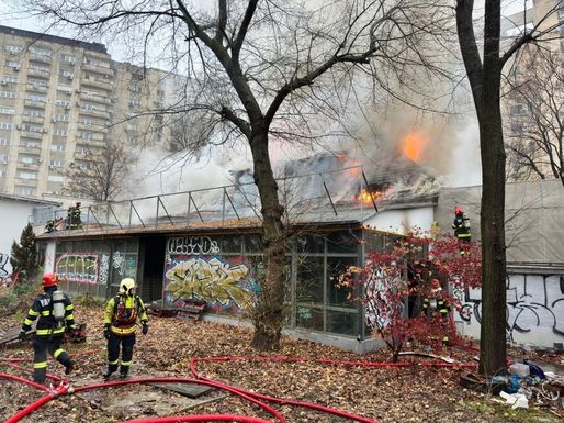 FOTO Incendiu în centrul Capitalei. Focul se manifestă în interiorul fostului restaurant Mărul de Aur și la acoperișul clădirii