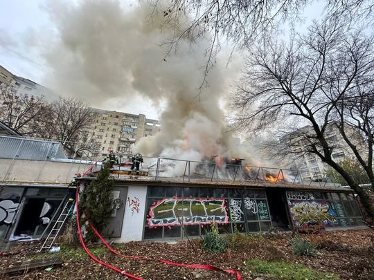FOTO Incendiu în centrul Capitalei. Focul se manifestă în interiorul fostului restaurant Mărul de Aur și la acoperișul clădirii