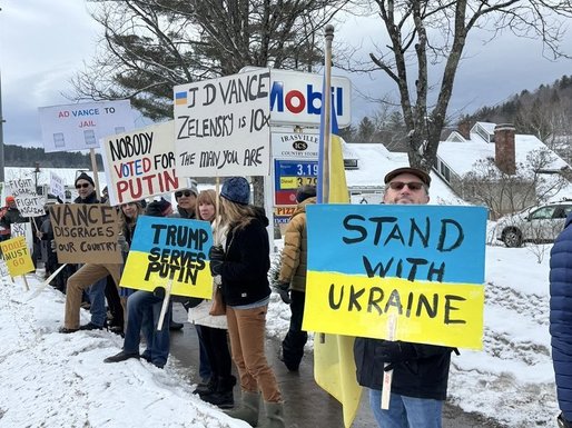 VIDEO și FOTO JD Vance și familia sa, mutați într-un loc ascuns, după ce au fost întâmpinați de manifestanți pro-Ucraina într-o stațiune din Vermont: Du-te și schiază în Rusia!