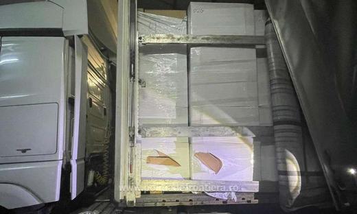 Țigări în valoare de aproape 6 milioane de lei, găsite de polițiștii de frontieră de la Giurgiu