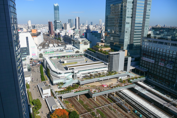 FOTO Gara din Tokyo, prin care trec 2,7 milioane de oameni pe zi, testează pubele robotizate cu „ochi”
