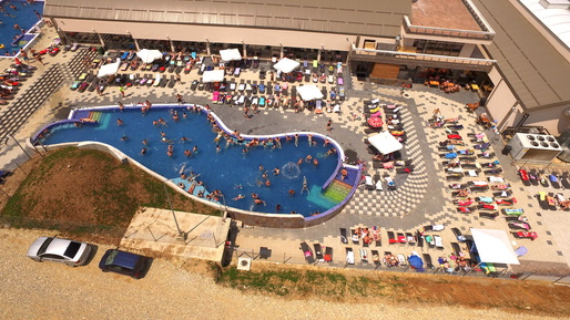 Aqua park-ul fraților Cristescu, deschis la jumătatea lui iunie, a atras 20.000 vizitatori, doar un sfert sunt localnici