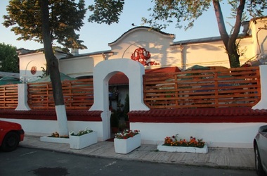 Mama lui Cristi Borcea și Gigi Nețoiu și-au majorat ușor participația la restaurantul "Doi Cocoși"