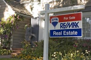 Re/Max continuă expansiunea pe piața din România și deschide un nou birou în Oradea. Printre cei care au preluat francize Re/Max se află Octavian Bădescu și logodnicul Elenei Udrea