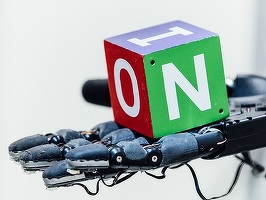 O mână robotică învață mișcări din viața reală cu ajutorul Inteligenței Artificiale