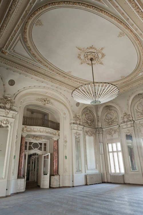 FOTO Fostul sediu al Bibliotecii Naționale, "Palatul Bursei", a semnat după 2 ani primul contract de închiriere cu un restaurant