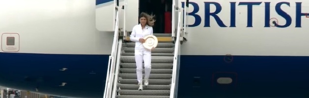 FOTO Simona Halep a adus la București trofeul câștigat la Wimbledon