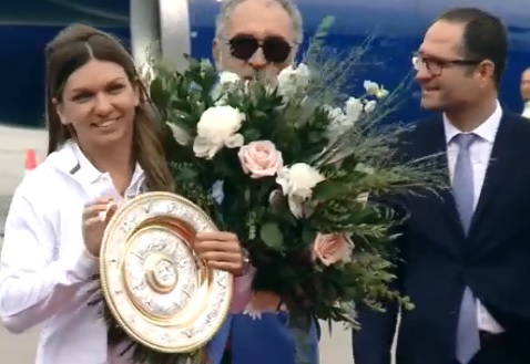 FOTO Simona Halep a adus la București trofeul câștigat la Wimbledon