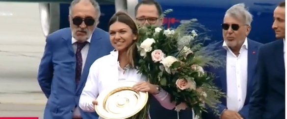 FOTO Simona Halep a adus la București trofeul câștigat la Wimbledon
