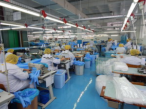 O fabrică din Cisnădie a început producția de măști de protecție