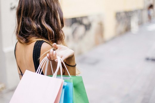 Amazon, parteneriat - "cumperi acum, plătești mai târziu"