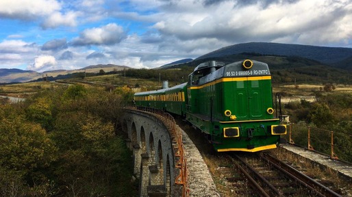 VIDEO&FOTO CFR cheamă turiștii să parcurgă o călătorie "în timp", pe cea mai veche cale ferată din sud-estul Europei. Replică acidă a unui turist