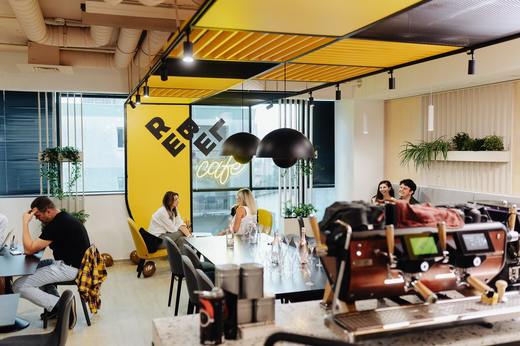 RebelDot deschide al treilea birou din România, dar se concentrează pe sistemul hibrid, inclusiv pet-friendly. „Nu e îndoială că viitorul muncii IT este hibrid. Dacă s-ar reveni la un aranjament exclusiv la birou, s-ar pierde angajați"