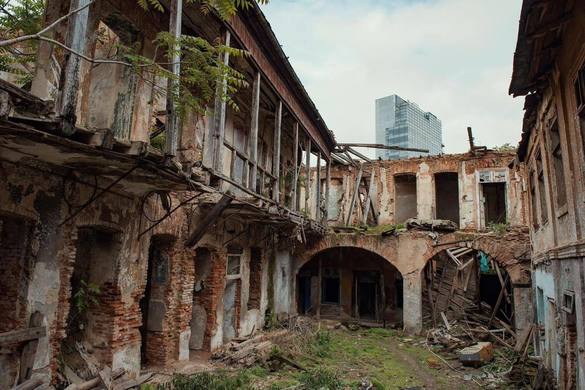 FOTO Unul dintre hanurile renumite ale Bucureștiului, astăzi în pericol major de prăbușire, intră în conservare