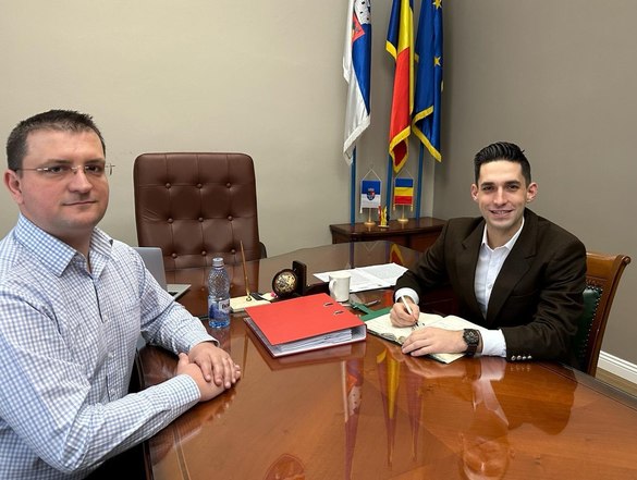 Sebastian Bărnuțiu, manager de proiect Rossmann, și primarul orașului