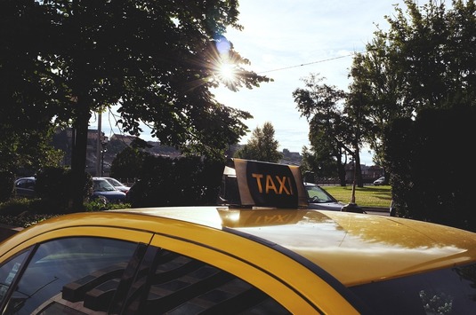 FOTO Meridian Taxi încheie un parteneriat cu Revolut. Șoferii vor avea pentru pasageri un aparat special