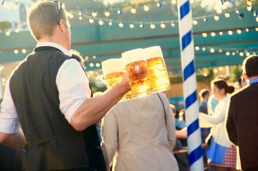 Germanii se pregătesc de Oktoberfest, gata să sprinteze spre corturile cu bere. Prețurile însă au explodat. Cât a ajuns că coste o bere. A fost lansată și stare de alertă după un atac mortal