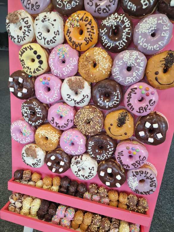 FOTO Hello Donuts s-a extins către retailul mare. Constantin Puiu, proprietar: Piața de gogoși e plină la momentul ăsta de produse din Polonia