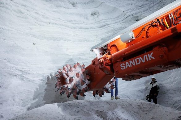 FOTO Salrom a pus în funcțiune, la Slănic Prahova, o combină austriacă Sandvickde mari dimensiuni care va contribui la creșterea producției de sare