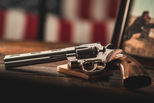 Cehii de la CZ, care au cumpărat celebrul Colt, bat palma cu românii de la Transcarpat Sportours pentru asamblarea de arme în România