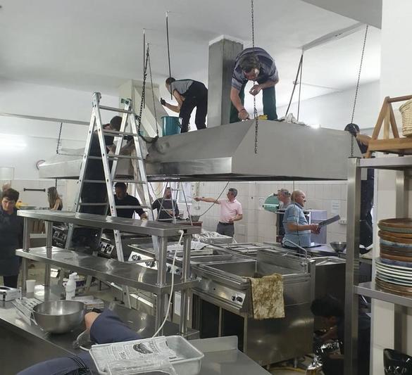 FOTO Hotel din Sinaia amendat de Piedone a cumpărat și montat deja o bucătărie nouă, în timp record