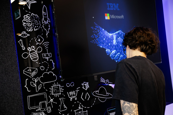 IBM deschide cu Amazon un laborator comun la București