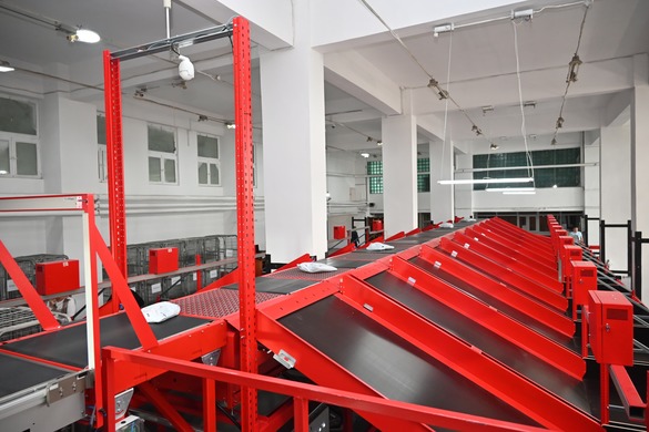 FOTO Poșta Română investește jumătate de milion de euro într-un nou echipament automat de sortare a coletelor