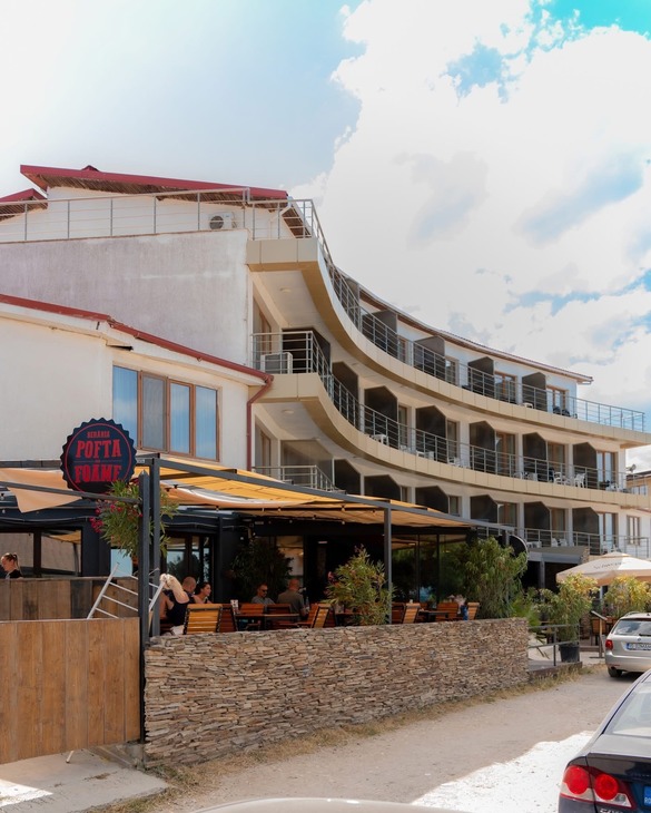FOTO Compania care a lansat ciorba la pungă și a încins grătarul de mititei pe Broadway preia un hotel din Vama Veche