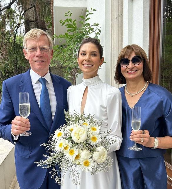 Steven van Groningen (stânga), Gianina van Groningen (centru) și Valeria Răcilă (dreapta) la nunta din 2023