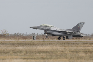 România își apără spațiul aerian cu...1 euro. O nouă escadrilă de F-16 Fighting Falcon FOTO