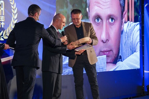 VIDEO&FOTO Gala specială 10 ani - Profit.ro a premiat manageri de top și companii românești de succes, dar și un tânăr olimpic de excepție al României, la Gala Povești cu Profit... Made în România