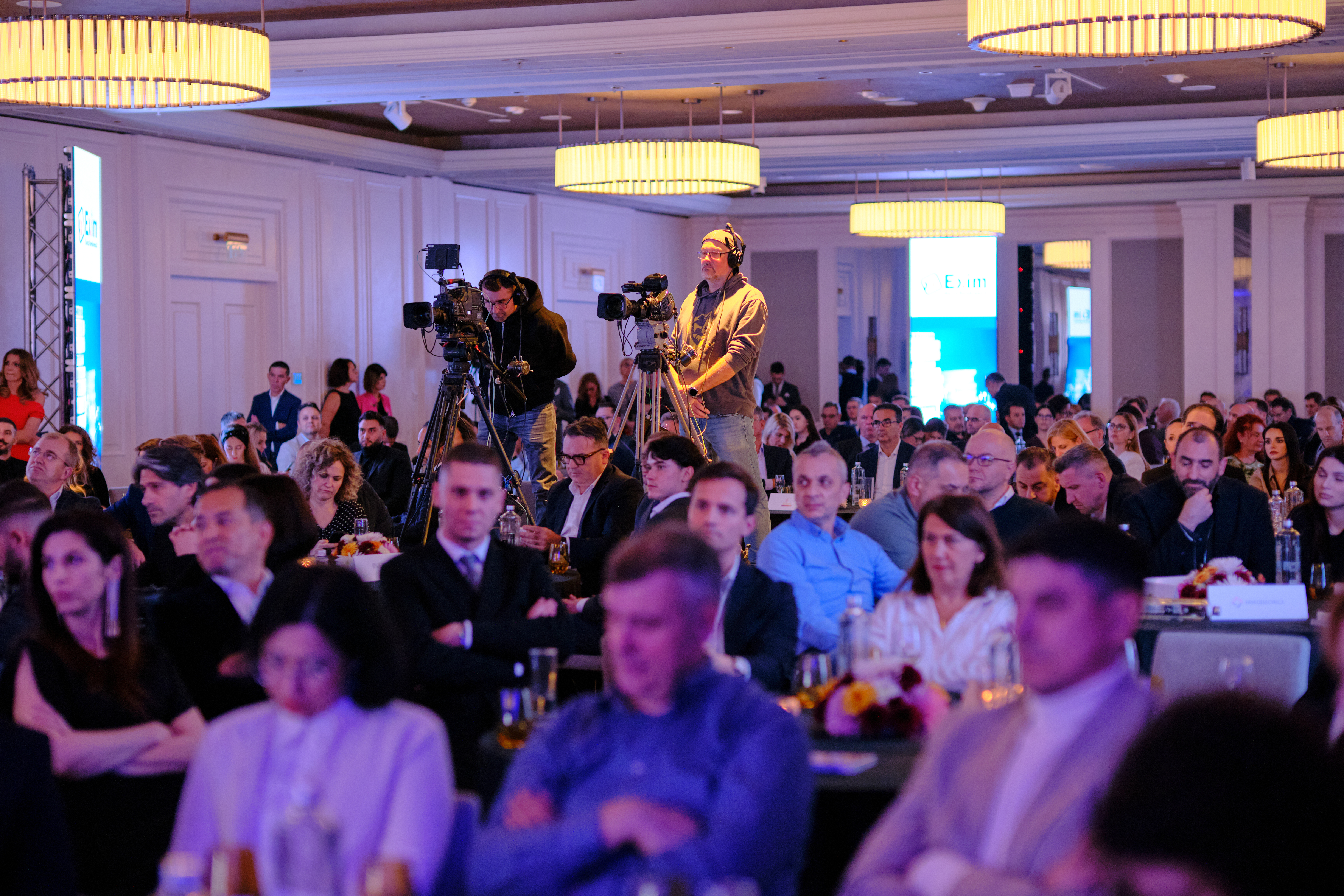 VIDEO&amp;FOTO Gala specială 10 ani - Profit.ro a premiat manageri de top și companii românești de succes, dar și un tânăr olimpic de excepție al României, la Gala Povești cu Profit... Made în România