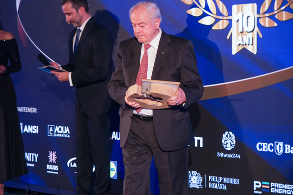 VIDEO&FOTO Gala specială 10 ani - Profit.ro a premiat manageri de top și companii românești de succes, dar și un tânăr olimpic de excepție al României, la Gala Povești cu Profit... Made în România