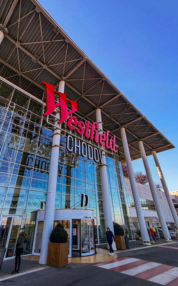 Cel mai mare lanț românesc de magazine cu accesorii pentru telefoane intră în Praga FOTO