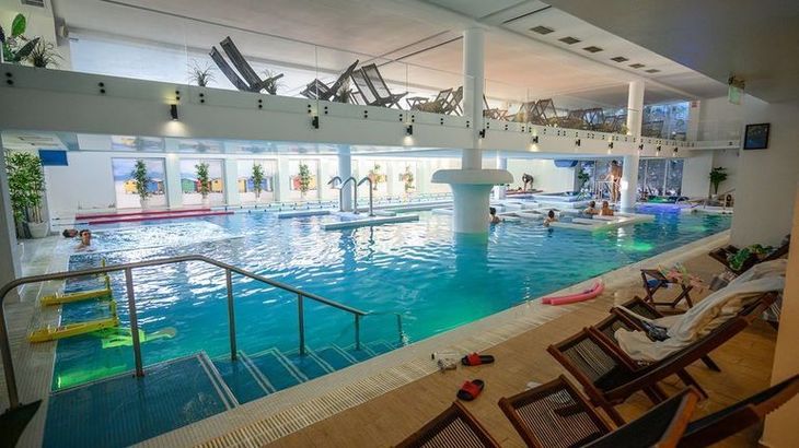 Hotel cu spa în centrul istoric al orașului Târgu Jiu. Familia de antreprenori Carmen și Călin Lemnaru atribuie contractul