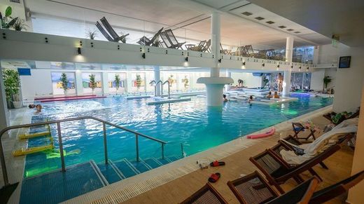 Hotel cu spa în centrul istoric al orașului Târgu Jiu. Familia de antreprenori Carmen și Călin Lemnaru atribuie contractul