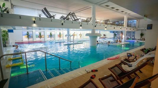 Hotel cu spa în centrul istoric al orașului Târgu Jiu. Familia de antreprenori Carmen și Călin Lemnaru atribuie contractul